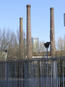 906183 Gezicht op de schoorstenen van de Hulpwarmtecentrale Kanaleneiland (Kanaalweg 60A) te Utrecht.
